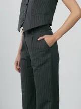 Pantalón de vestir gris con estampado de cuadros, corte recto y tiro alto.