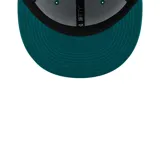 Gorra New Era 59FIFTY New York Yankees League Essential, color verde con logo de los Yankees bordado en blanco en el frente y logo de la MLB en la parte trasera. Tiene corona estructurada y diseño ajustado por tallas.