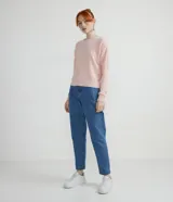 Blusa de punto chenille color rosado claro, con cuello redondo, mangas largas de sisa desplazada y terminaciones acanaladas en cuello, puños y bajo. Marca Blue Steel.