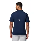 Polo de manga corta color azul marino con cuello clásico y cierre frontal de botones. Confeccionada en tejido técnico con tecnología Omni-Wick para absorción de humedad y Omni-Shade con protección solar UPF 50. Presenta el logo de la marca bordado en el pecho.