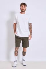 Remera blanca de manga corta con cuello redondo y un pequeño logo bordado en el pecho.