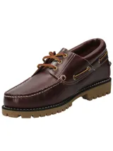 Zapato náutico de cuero color marrón oscuro, con cordones de cuero y suela de goma con dibujo.