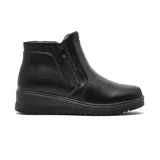 Bota corta de cuero color negro, con diseño de caña media, cierre lateral y suela de plataforma dentada. Cuenta con interior forrado para mayor calidez.
