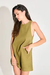 Vestido corto verde militar de gabardina, con escote redondo y corte recto.