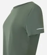Remera deportiva de cuello redondo y manga corta, confeccionada en tejido texturizado con detalle reflectante y pliegue en la espalda.