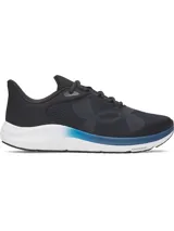 Championes de running Under Armour Charged Pursuit 4, color negro con suela blanca y detalle en degradado azul. Presentan parte superior de malla transpirable y tecnología de amortiguación Charged+ en la mediasuela para mayor retorno de energía.