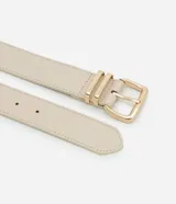 Cinto de material sintético color beige claro, con hebilla metálica cuadrada de doble barra en tono dorado.