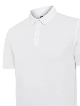 Remera tipo polo de manga corta, color blanco, con cuello clásico y cierre frontal de tres botones. Confeccionada en una mezcla de algodón pima y fibra sorona.