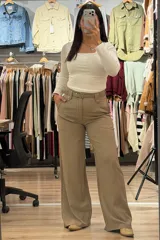 Pantalon sastrero de corte recto y tiro alto, color negro, con cierre frontal, bolsillos laterales y cinto negro incluido.