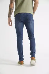 Jean chupín de hombre color gris oscuro, con calce ajustado, cinco bolsillos, logo bordado y grifa de cuero.