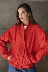 Campera acolchada de color azul marino, con diseño de rombos, cuello tipo chal y cierre frontal con botones grandes al tono. Presenta puños y ruedo acanalados, y bolsillos laterales.