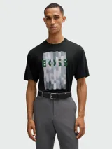 Remera de algodón negra con cuello redondo y manga corta. Presenta un estampado frontal con el logo de la marca en color verde sobre un diseño de franjas verticales con efecto de nubes.