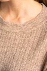 Sweater bordeaux de punto texturado, con cuello redondo y mangas largas. Corte ajustado al cuerpo.