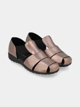 Sandalia anatómica tipo cangrejera color plomo, con tiras de cuero metalizado, elásticos laterales negros y suela flexible.