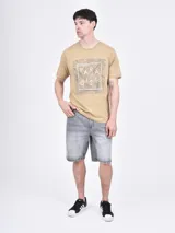 Bermuda de jean color gris con efecto acid wash, corte clásico y bolsillos delanteros y traseros.