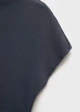 Vestido midi de algodón, color gris oscuro, con cuello redondo, mangas cortas y silueta ajustada al cuerpo.