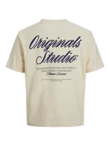 Camiseta de manga corta y cuello redondo con corte holgado, confeccionada en tejido de algodón. Presenta estampado tipográfico en el pecho.