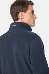 Campera polar térmica de corte recto y cuello alto, con cierre frontal completo en contraste. Presenta bolsillos laterales con cierre y un bolsillo vertical en el pecho, todos con detalles en color azul marino.