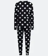 Pijama de dos piezas con estampado de lunares blancos sobre fondo negro. Incluye una blusa de manga larga con cuello redondo y un pantalón largo con cintura elástica y cordón ajustable.