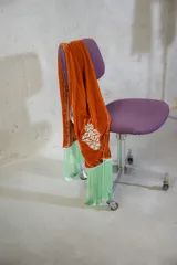 Foulard de terciopelo de seda color naranja con bordado floral en color crema y flecos largos de seda en color verde menta en los extremos.