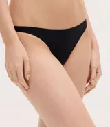 Kit de tres bombachas tipo colaless marca Lov, confeccionadas en microfibra con corte a hilo y laterales finos. Incluye colores negro, beige y blanco.