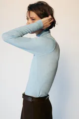 Jersey de punto celeste con cuello subido y manga larga, confeccionado con mezcla de lana.