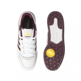 Championes adidas Forum Low CL de diseño urbano, confeccionados en cuero blanco con detalles en color bordó y amarillo. Presentan el logo del trébol en el lateral y una suela de goma resistente.