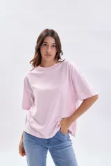 Remera de manga corta en color rosa con efecto lavado, de corte holgado y cuello redondo.