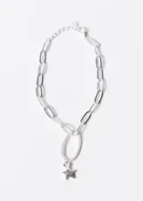 Pulsera plateada de eslabones alargados con dije ovalado con circonitas y dije colgante de estrella.