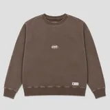 Buzo de cuello redondo en color marrón con efecto lavado, manga larga y logo pequeño estampado en el centro del pecho.