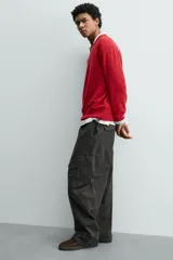 Jersey de corte regular fit, tejido en una mezcla de lana y cashmere, con cuello en pico y manga larga. Presenta acabados en rib en puños y bajo.