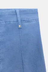 Jeans de tiro alto, pierna ancha y largo al tobillo, color azul claro. Presenta costura marcada en el delantero y bolsillos de plastrón en la espalda.