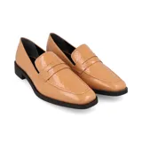 Mocasines color tostado con textura símil serpiente, diseño clásico de empeine estructurado y suela baja con tacón sutil.
