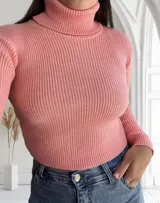 Polera rosada de tejido de punto acanalado, con cuello alto y corte crop.