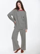 Remera de dormir de corte oversize con estampado de rayas horizontales, confeccionada en algodón con elastano. Presenta cuello redondo en rib de color rojo contrastante y mangas largas.