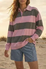 Sweater de algodón peinado a rayas horizontales rosas y grises, con cuello polo y tapeta de dos botones.