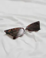 Lentes de sol con montura rectangular de carey y lentes marrones.