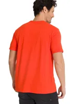 Remera roja de manga corta con cuello redondo y estampado vintage en el pecho con la inscripción "Caterpillar" y texto relacionado a la historia de la marca.