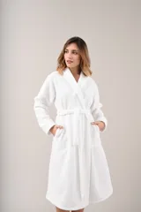 Bata de polar color blanco con textura labrada, corte clásico, cuello tipo chal y lazo para ajustar en la cintura.