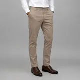 Pantalón chino de gabardina azul marino con corte entallado y bolsillos laterales.