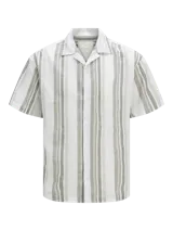 Camisa de manga corta a rayas blancas y grises, con cuello resort y corte holgado.