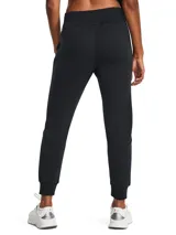 Jogger deportivo de corte ajustado, confeccionado en tejido de doble punto suave, elástico y transpirable. Cuenta con cintura elástica con cordón interno, bolsillos laterales abiertos y un bolsillo cargo con cremallera en el lateral derecho.