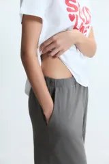 Remera blanca de algodón con estampa frontal en color rojo que forma un corazón con la frase 'Self Love'.