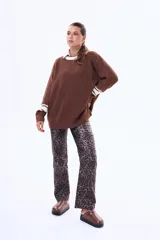 Sueco de cuero sintético negro con interior forrado en piel sintética. Presenta una tira ajustable con hebilla metálica en el empeine y una suela de plataforma dentada.