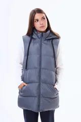 Chaleco acolchado tipo puffer, color gris, con capucha, cierre frontal y bolsillos laterales.