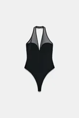 Body de cuello halter con paneles de malla transparente en el escote. Presenta un diseño ajustado con espalda descubierta, cierre de botones en el cuello y cierre en el bajo.