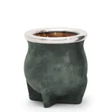 Mate de cerámica verde con boca de metal plateado y base con tres apoyos. Diseño estilo torpedo.