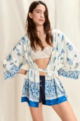 Kimono corto blanco con estampado de cachemir azul, mangas anchas y lazo para atar en la cintura.