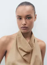 Top color beige con cuello drapeado y espalda descubierta.
