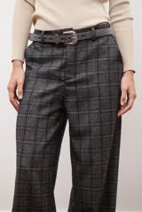 Pantalón de corte recto y tiro alto con estampado de cuadros tipo gales en tonos azul y gris. Cuenta con bolsillos laterales y cierre frontal.